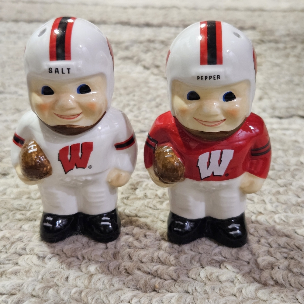 Wisconsin Badgers Vintage Football Players Ceramic Salt & Pepper Shakers. EUC